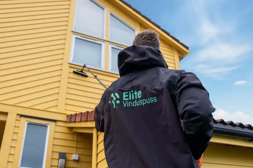 Vi tar med oss alt som trengs av utstyr. Vindusvask for bedrift utført av Elite Vinduspuss.