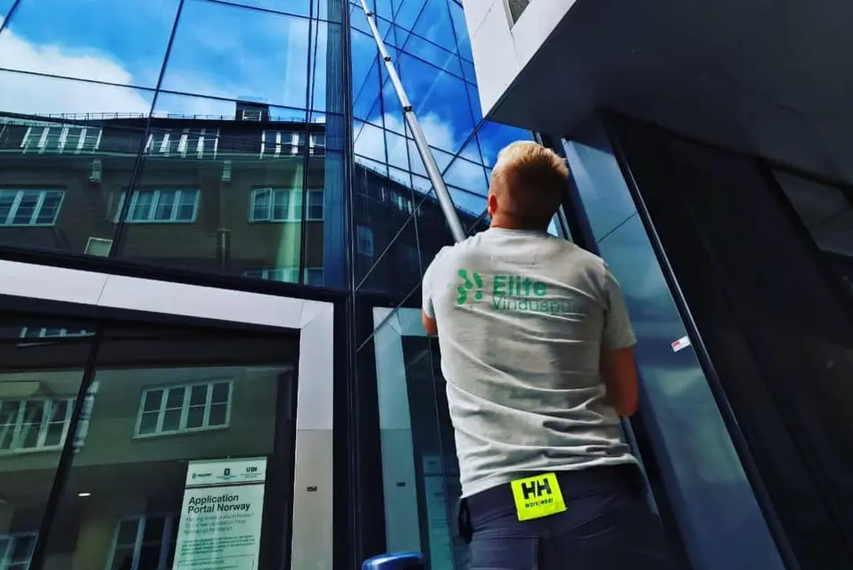 Vi tar med oss alt som trengs av utstyr. Vindusvask for bedrift utført av Elite Vinduspuss.