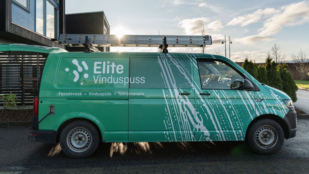 Arbeidsbil til Elite Vinduspuss med brandingfarge og logo.